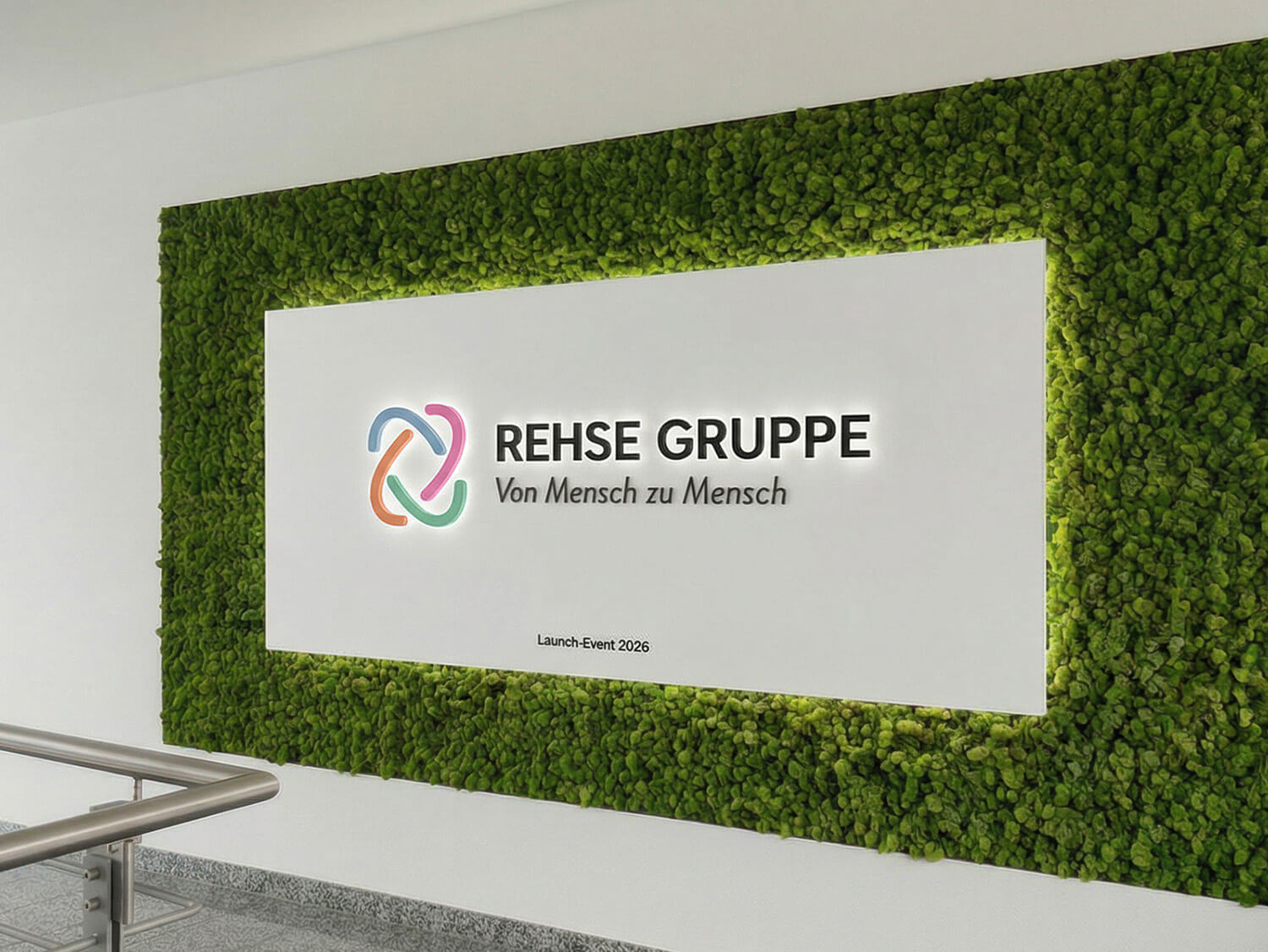 Neues Rehse Gruppe Logo auf einer Wand mit grüner Moosfläche