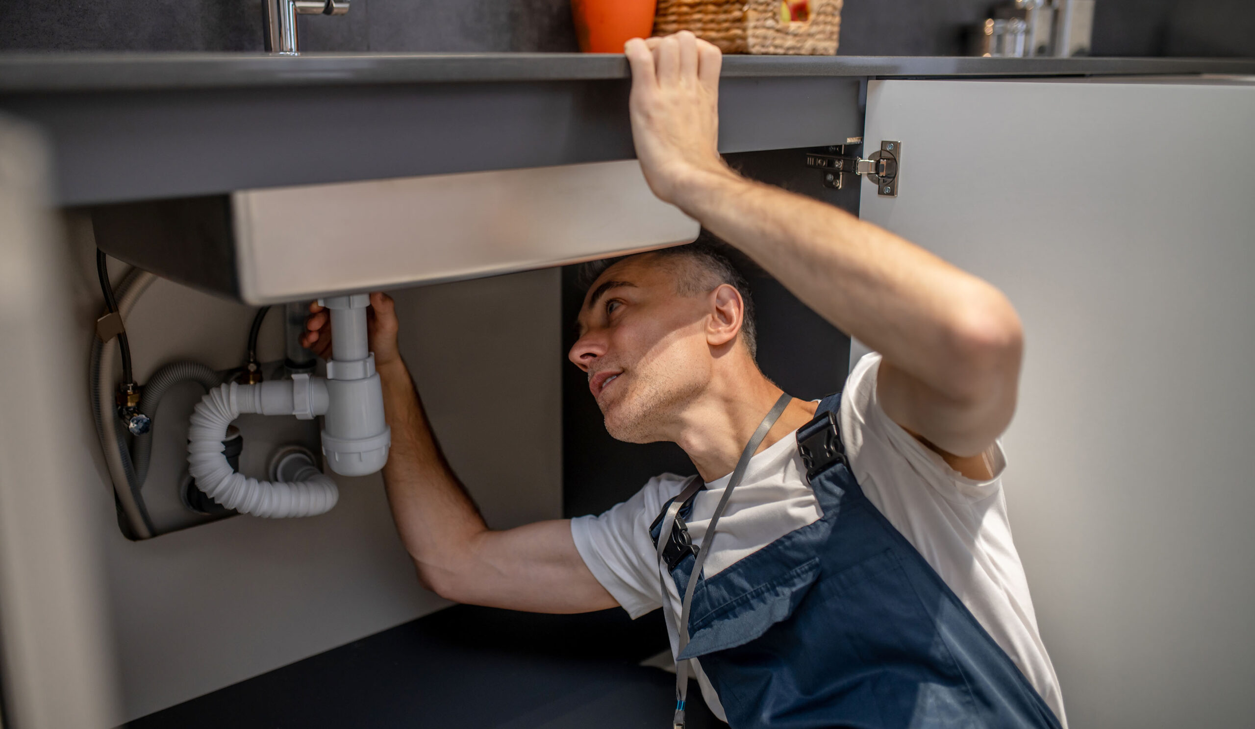 Betreuungskraft begleitet eine Seniorin im Rollstuhl draußen