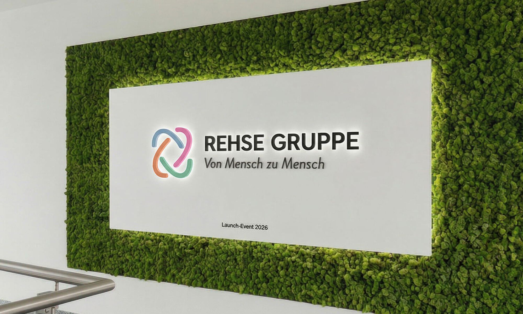 Neues Rehse Gruppe Logo auf einer Wand mit grüner Moosfläche