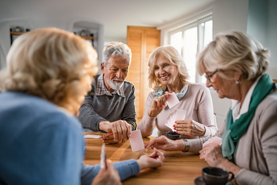 Seniorinnen und Senioren spielen gemeinsam Karten